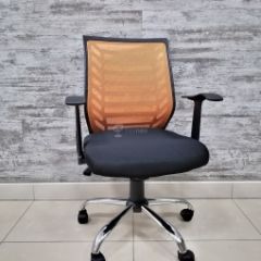 Кресло Barneo K-138 для персонала (черная ткань оранжевая сетка) в Миассе - miass.mebel24.online | фото